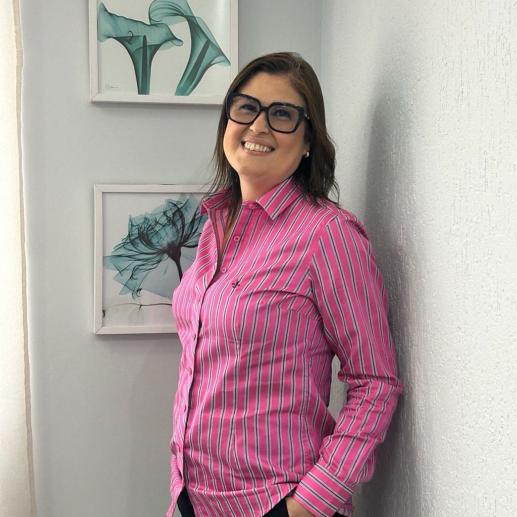 Nirã Valentim, autora do livro O câncer de mama e a possibilidade de intervenção psicológica breve